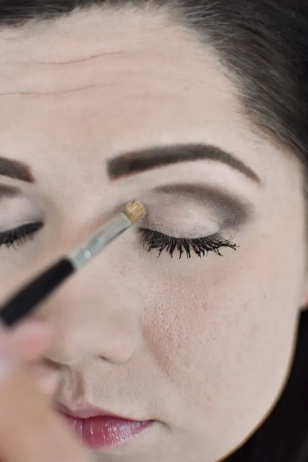 Check out this easy smokey eye tutorial using only drugstore makeup! It's the perfect everyday look for moms! 