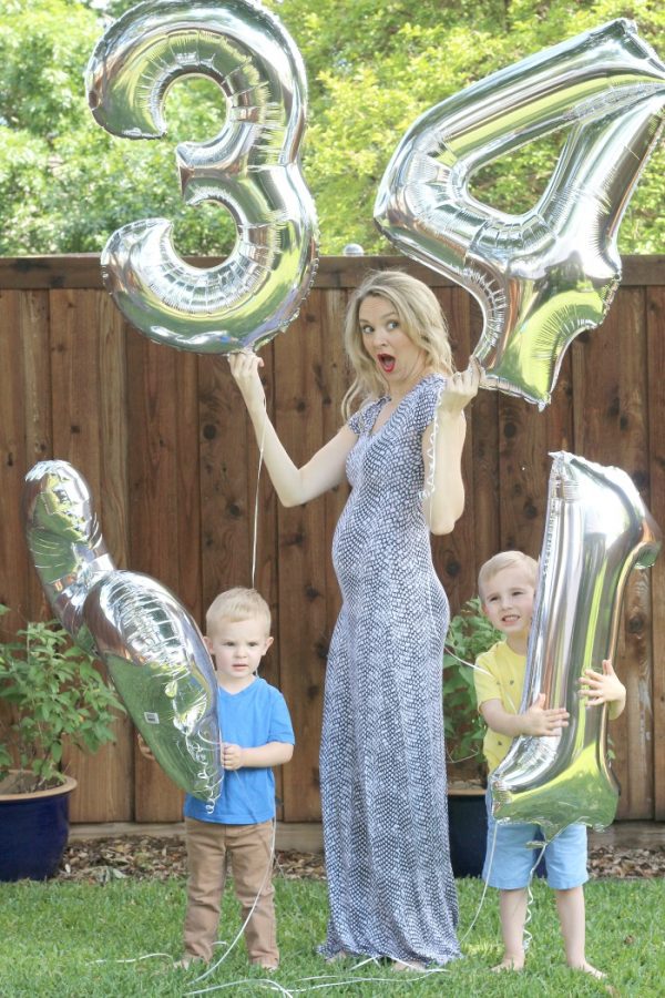 Family announces pregnany with balloons